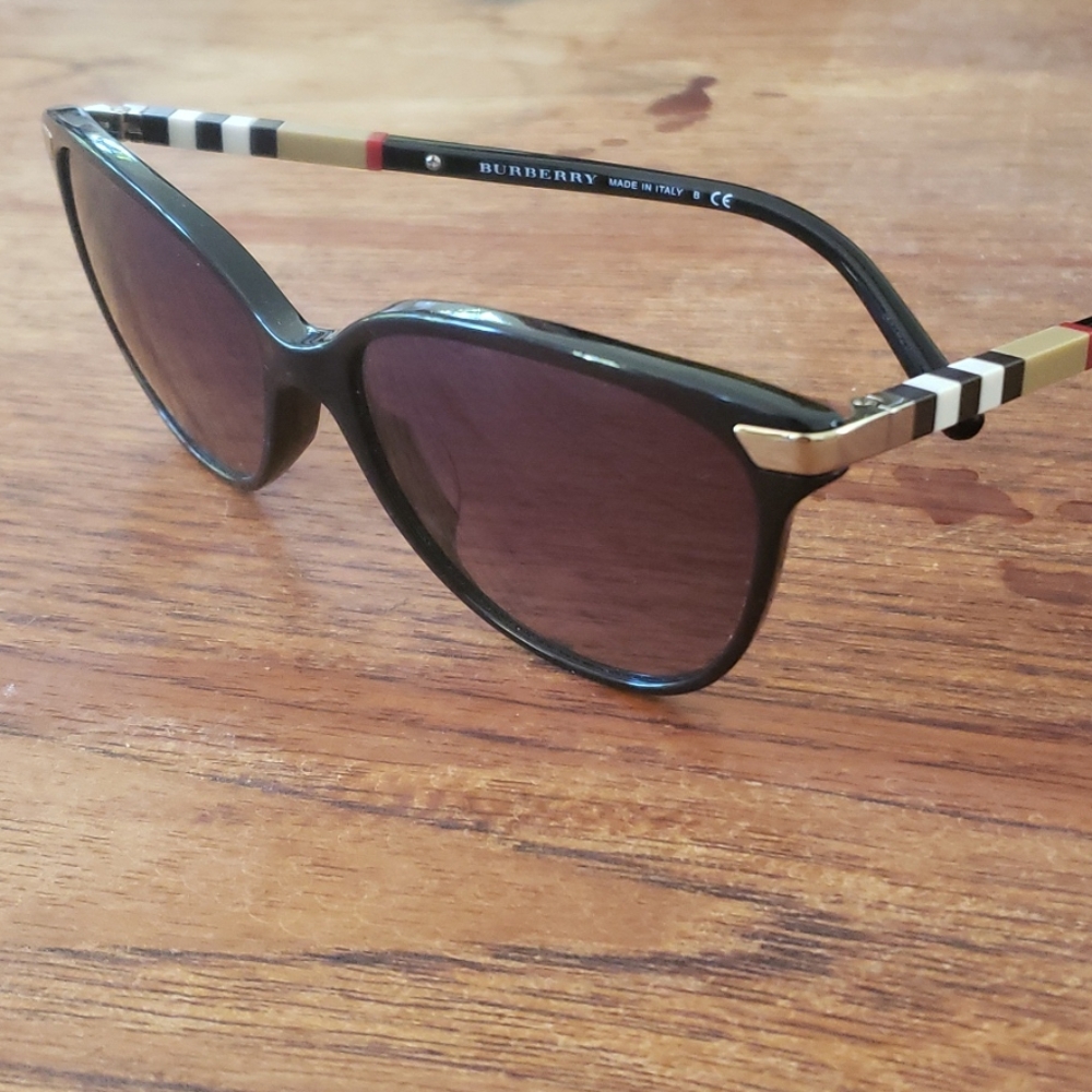 Burberry BE4216F

Sunglasses - Picture 2 of 6